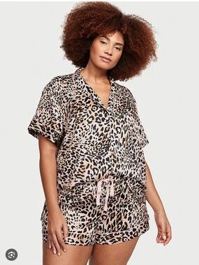 ITS A PANT SET SO THE PRINT IS THE SAME ITS JUST IN PANTS AND TOP INSTEAD OF SHO